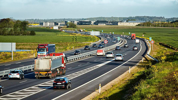Billedet viser biler på motorvej